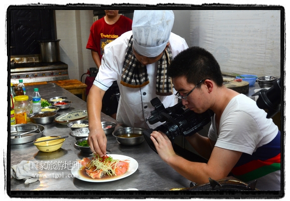 此次攝制組通過拍攝婺源代表名菜糊豆腐、粉蒸肉、荷包紅魚、賽鵝頸及地方小吃清明果、灰汁果、糯米子糕等來詮釋婺源美食經(jīng)典，展示婺源食文化，打造獨(dú)屬婺源的美食符號(hào)。