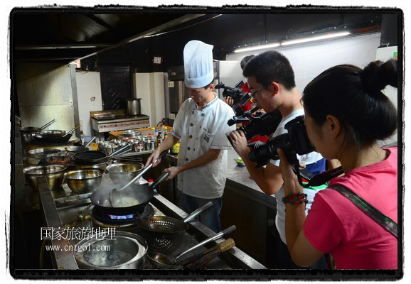 此次攝制組通過拍攝婺源代表名菜糊豆腐、粉蒸肉、荷包紅魚、賽鵝頸及地方小吃清明果、灰汁果、糯米子糕等來詮釋婺源美食經(jīng)典，展示婺源食文化，打造獨(dú)屬婺源的美食符號(hào)。