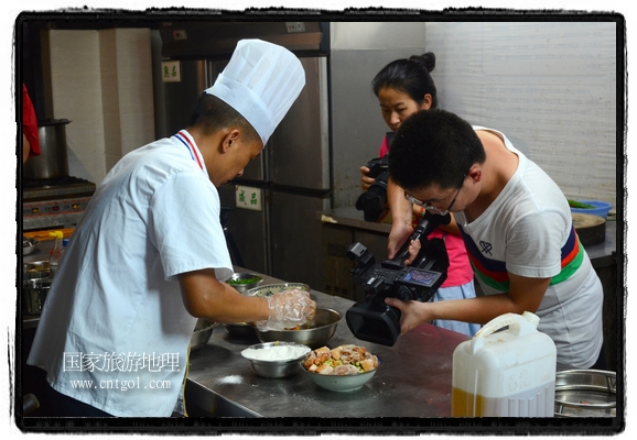 此次攝制組通過拍攝婺源代表名菜糊豆腐、粉蒸肉、荷包紅魚、賽鵝頸及地方小吃清明果、灰汁果、糯米子糕等來詮釋婺源美食經(jīng)典，展示婺源食文化，打造獨(dú)屬婺源的美食符號(hào)。