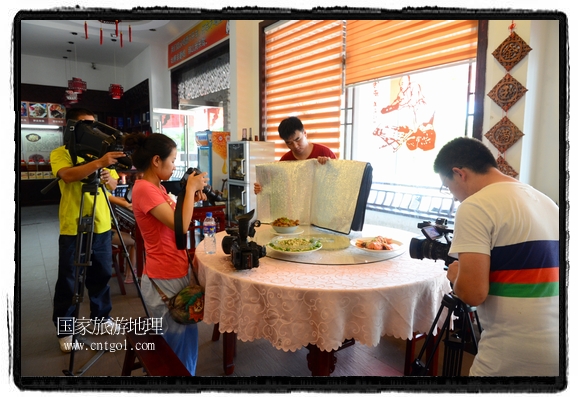 此次攝制組通過拍攝婺源代表名菜糊豆腐、粉蒸肉、荷包紅魚、賽鵝頸及地方小吃清明果、灰汁果、糯米子糕等來詮釋婺源美食經(jīng)典，展示婺源食文化，打造獨(dú)屬婺源的美食符號(hào)。