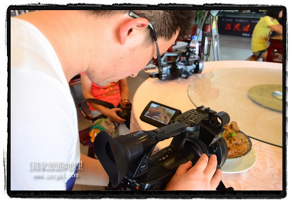 此次攝制組通過拍攝婺源代表名菜糊豆腐、粉蒸肉、荷包紅魚、賽鵝頸及地方小吃清明果、灰汁果、糯米子糕等來詮釋婺源美食經(jīng)典，展示婺源食文化，打造獨(dú)屬婺源的美食符號(hào)。