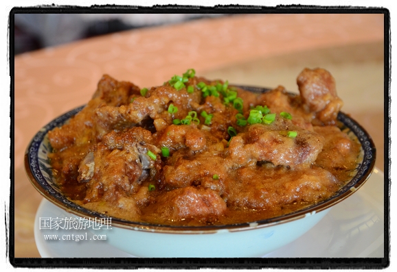 此次攝制組通過拍攝婺源代表名菜糊豆腐、粉蒸肉、荷包紅魚、賽鵝頸及地方小吃清明果、灰汁果、糯米子糕等來詮釋婺源美食經(jīng)典，展示婺源食文化，打造獨(dú)屬婺源的美食符號(hào)。