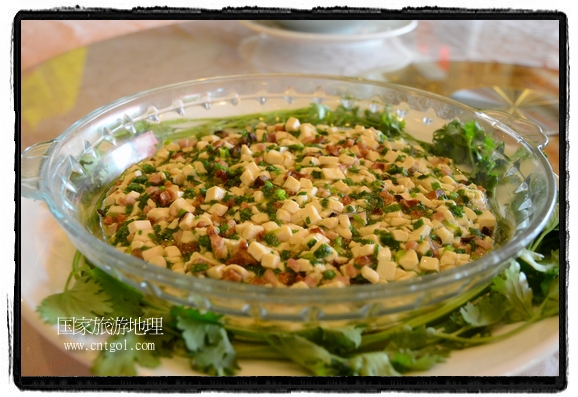 此次攝制組通過拍攝婺源代表名菜糊豆腐、粉蒸肉、荷包紅魚、賽鵝頸及地方小吃清明果、灰汁果、糯米子糕等來詮釋婺源美食經(jīng)典，展示婺源食文化，打造獨(dú)屬婺源的美食符號(hào)。