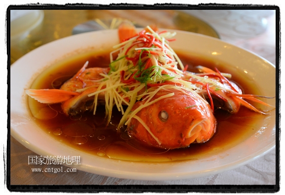 此次攝制組通過拍攝婺源代表名菜糊豆腐、粉蒸肉、荷包紅魚、賽鵝頸及地方小吃清明果、灰汁果、糯米子糕等來詮釋婺源美食經(jīng)典，展示婺源食文化，打造獨(dú)屬婺源的美食符號(hào)。