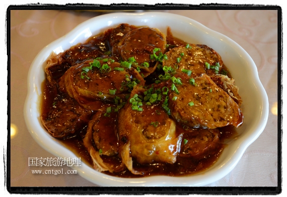 此次攝制組通過拍攝婺源代表名菜糊豆腐、粉蒸肉、荷包紅魚、賽鵝頸及地方小吃清明果、灰汁果、糯米子糕等來詮釋婺源美食經(jīng)典，展示婺源食文化，打造獨(dú)屬婺源的美食符號(hào)。