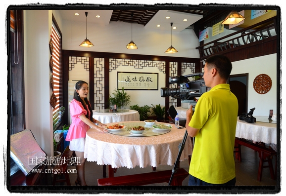 此次攝制組通過拍攝婺源代表名菜糊豆腐、粉蒸肉、荷包紅魚、賽鵝頸及地方小吃清明果、灰汁果、糯米子糕等來詮釋婺源美食經(jīng)典，展示婺源食文化，打造獨(dú)屬婺源的美食符號(hào)。