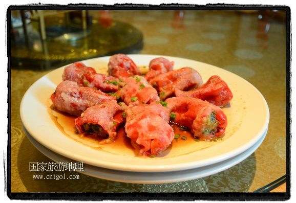 此次攝制組通過拍攝婺源代表名菜糊豆腐、粉蒸肉、荷包紅魚、賽鵝頸及地方小吃清明果、灰汁果、糯米子糕等來詮釋婺源美食經(jīng)典，展示婺源食文化，打造獨(dú)屬婺源的美食符號(hào)。