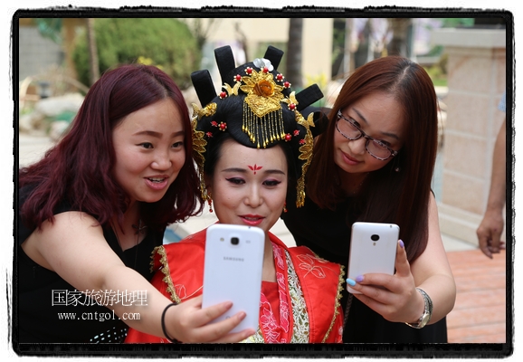 6月19日，端午節(jié)的前一天，甘肅平涼市崆峒區(qū)南山公園澳廈麗灣小區(qū)“邀請”唐朝被譽為四大美女之一的“楊貴妃”前來與市民見面，共度“端午佳節(jié)”。期間，“貴妃娘娘”由一名解說人員做向導，與小區(qū)居民一同游玩、賞景、互敬酒水、合影留念，并現場贈送大人小孩粽子、香包和糖果。