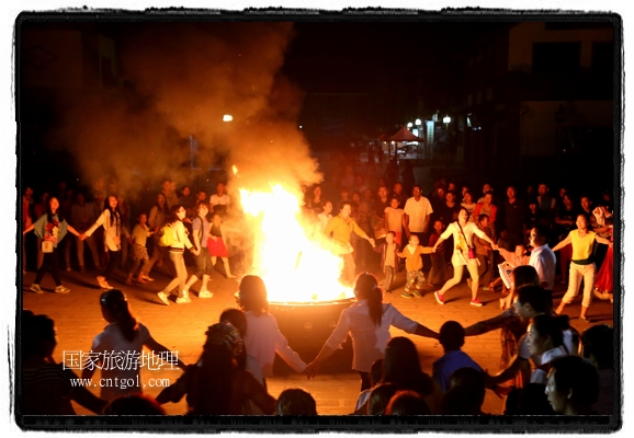 甘肅平?jīng)鍪嗅轻脊沛?zhèn)舉辦了篝火晚會，1000余名市民參與其中，大家載歌載舞，在歡快熱鬧的氣氛中為每一位父親送祝福。父親節(jié)（Father's Day），顧名思義是感恩父親的節(jié)日。約始于二十世紀初，起源于美國，現(xiàn)已廣泛流傳于世界各地，節(jié)日日期因地域而存在差異。