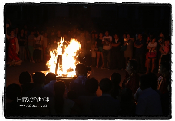 甘肅平?jīng)鍪嗅轻脊沛?zhèn)舉辦了篝火晚會，1000余名市民參與其中，大家載歌載舞，在歡快熱鬧的氣氛中為每一位父親送祝福。父親節(jié)（Father's Day），顧名思義是感恩父親的節(jié)日。約始于二十世紀初，起源于美國，現(xiàn)已廣泛流傳于世界各地，節(jié)日日期因地域而存在差異。