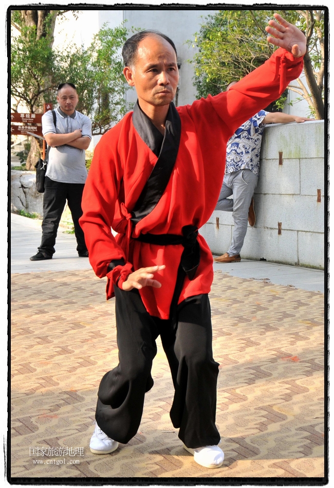 6月20日，小朋友們和中國武術(shù)愛好者們在江西省婺源縣熹園景區(qū)表演中國傳統(tǒng)的中國武術(shù)功夫，吸引許多游人前來駐足觀看。當日是中國傳統(tǒng)的端午節(jié)，江西省婺源縣的中國武術(shù)愛好者們通過表演中國武術(shù)功夫，打太極，表演了少林棍、硬氣功、自選拳等少林寺功夫，讓孩子們從小學(xué)習(xí)中國武術(shù)，傳承中國武德，感受先人過端午的氛圍。