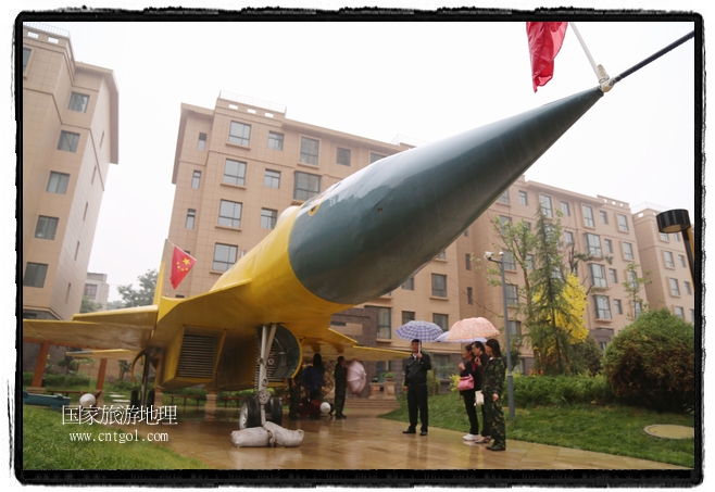 小區(qū)突然出現(xiàn)“飛機(jī)坦克”，其中殲15艦載戰(zhàn)斗機(jī)一架、99式主戰(zhàn)坦克一輛、武直-10武裝直升機(jī)一架，吸引了眾多市民雨中圍觀、合影。