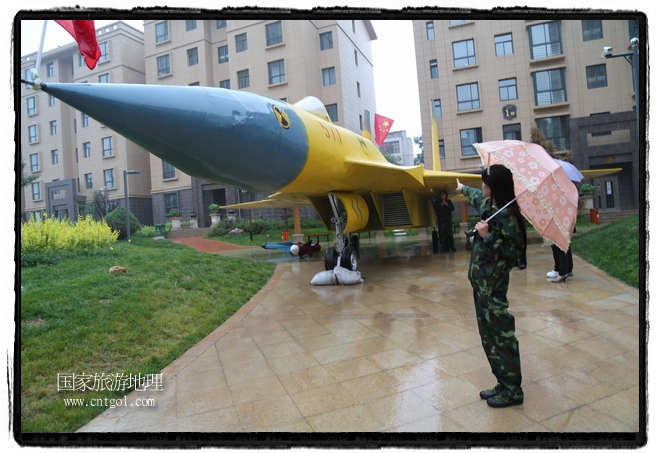 小區(qū)突然出現(xiàn)“飛機(jī)坦克”，其中殲15艦載戰(zhàn)斗機(jī)一架、99式主戰(zhàn)坦克一輛、武直-10武裝直升機(jī)一架，吸引了眾多市民雨中圍觀、合影。