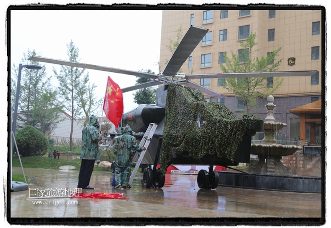小區(qū)突然出現(xiàn)“飛機(jī)坦克”，其中殲15艦載戰(zhàn)斗機(jī)一架、99式主戰(zhàn)坦克一輛、武直-10武裝直升機(jī)一架，吸引了眾多市民雨中圍觀、合影。