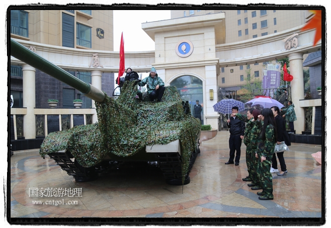 小區(qū)突然出現(xiàn)“飛機(jī)坦克”，其中殲15艦載戰(zhàn)斗機(jī)一架、99式主戰(zhàn)坦克一輛、武直-10武裝直升機(jī)一架，吸引了眾多市民雨中圍觀、合影。