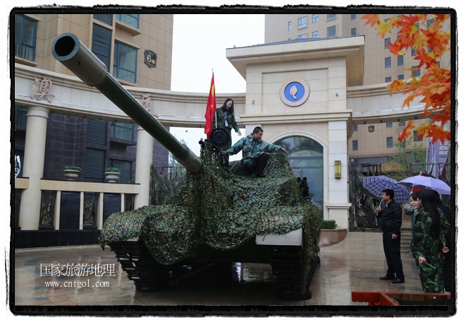 小區(qū)突然出現(xiàn)“飛機(jī)坦克”，其中殲15艦載戰(zhàn)斗機(jī)一架、99式主戰(zhàn)坦克一輛、武直-10武裝直升機(jī)一架，吸引了眾多市民雨中圍觀、合影。