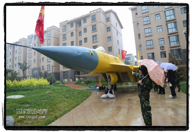 小區(qū)突然出現(xiàn)“飛機(jī)坦克”，其中殲15艦載戰(zhàn)斗機(jī)一架、99式主戰(zhàn)坦克一輛、武直-10武裝直升機(jī)一架，吸引了眾多市民雨中圍觀、合影。