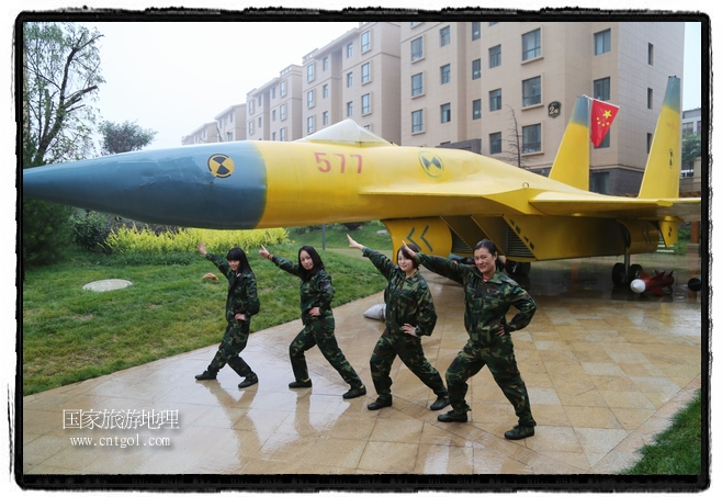 小區(qū)突然出現(xiàn)“飛機(jī)坦克”，其中殲15艦載戰(zhàn)斗機(jī)一架、99式主戰(zhàn)坦克一輛、武直-10武裝直升機(jī)一架，吸引了眾多市民雨中圍觀、合影。