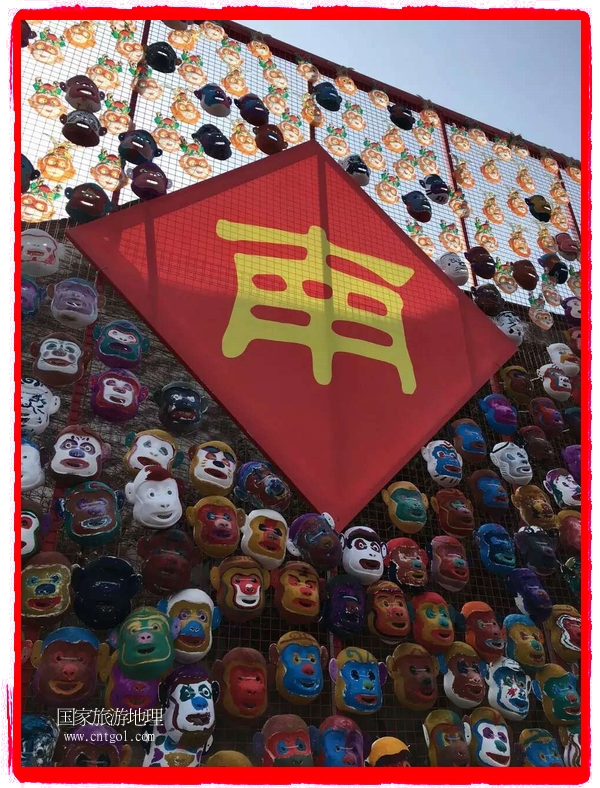 中國規(guī)模最大的猴面具彩繪在南潯古鎮(zhèn)展示。猴子真是今年最紅的動(dòng)物。 