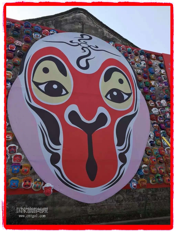 中國規(guī)模最大的猴面具彩繪在南潯古鎮(zhèn)展示。猴子真是今年最紅的動(dòng)物。 