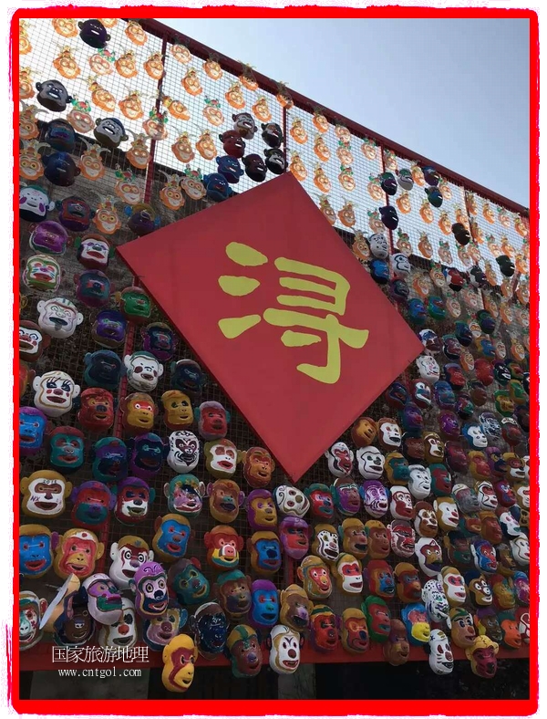 中國規(guī)模最大的猴面具彩繪在南潯古鎮(zhèn)展示。猴子真是今年最紅的動(dòng)物。 