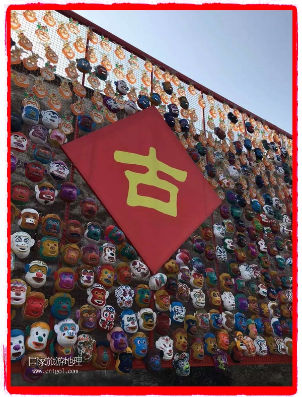 中國規(guī)模最大的猴面具彩繪在南潯古鎮(zhèn)展示。猴子真是今年最紅的動(dòng)物。 