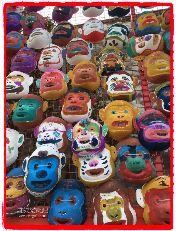 中國規(guī)模最大的猴面具彩繪在南潯古鎮(zhèn)展示。猴子真是今年最紅的動(dòng)物。 