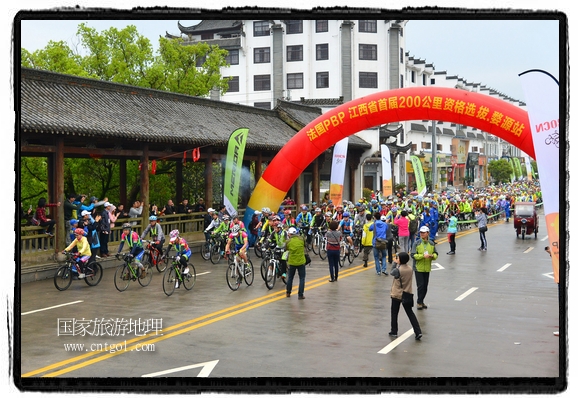 來(lái)自江西、安徽、浙江、福建等省市近千名選手參加了比賽，婺源賽道沿途的秀美風(fēng)光和徽派古村落，給參賽選手留下美好的印象。