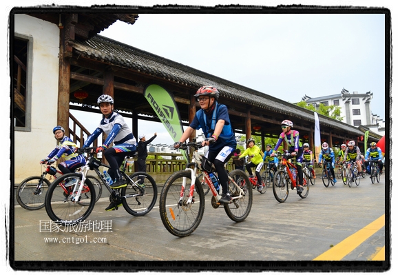 來(lái)自江西、安徽、浙江、福建等省市近千名選手參加了比賽，婺源賽道沿途的秀美風(fēng)光和徽派古村落，給參賽選手留下美好的印象。