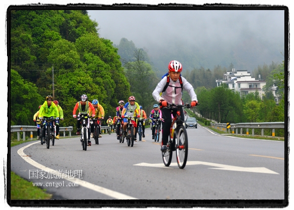 來(lái)自江西、安徽、浙江、福建等省市近千名選手參加了比賽，婺源賽道沿途的秀美風(fēng)光和徽派古村落，給參賽選手留下美好的印象。