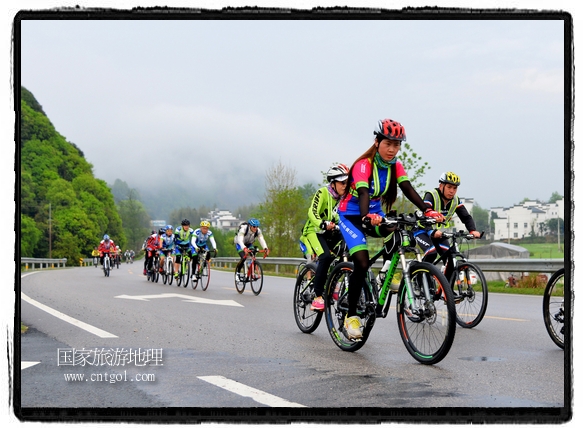 來(lái)自江西、安徽、浙江、福建等省市近千名選手參加了比賽，婺源賽道沿途的秀美風(fēng)光和徽派古村落，給參賽選手留下美好的印象。