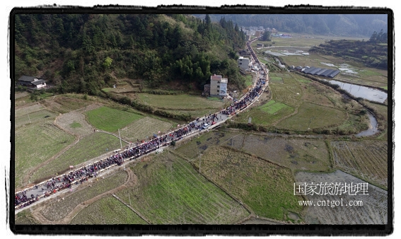 1700桌合攏宴，總長3.7公里，10380人同桌就餐，創(chuàng)歷史之最