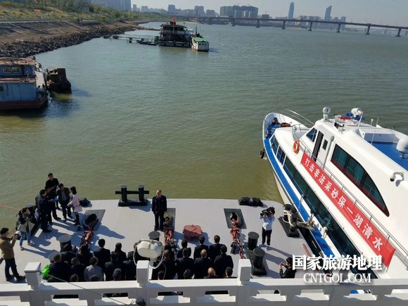 江西開(kāi)展呵護(hù)一湖清水，嚴(yán)厲打擊非法采砂行動(dòng)（圖）