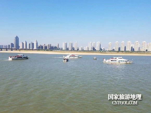 江西開(kāi)展呵護(hù)一湖清水，嚴(yán)厲打擊非法采砂行動(dòng)（圖）